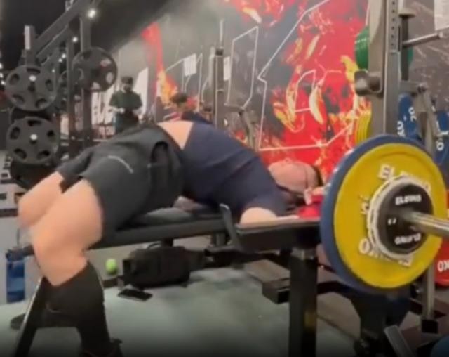 230 kiloluq ştanq qəfil idmançının boğazına düşdü -Kabus dolu anlar (Foto)